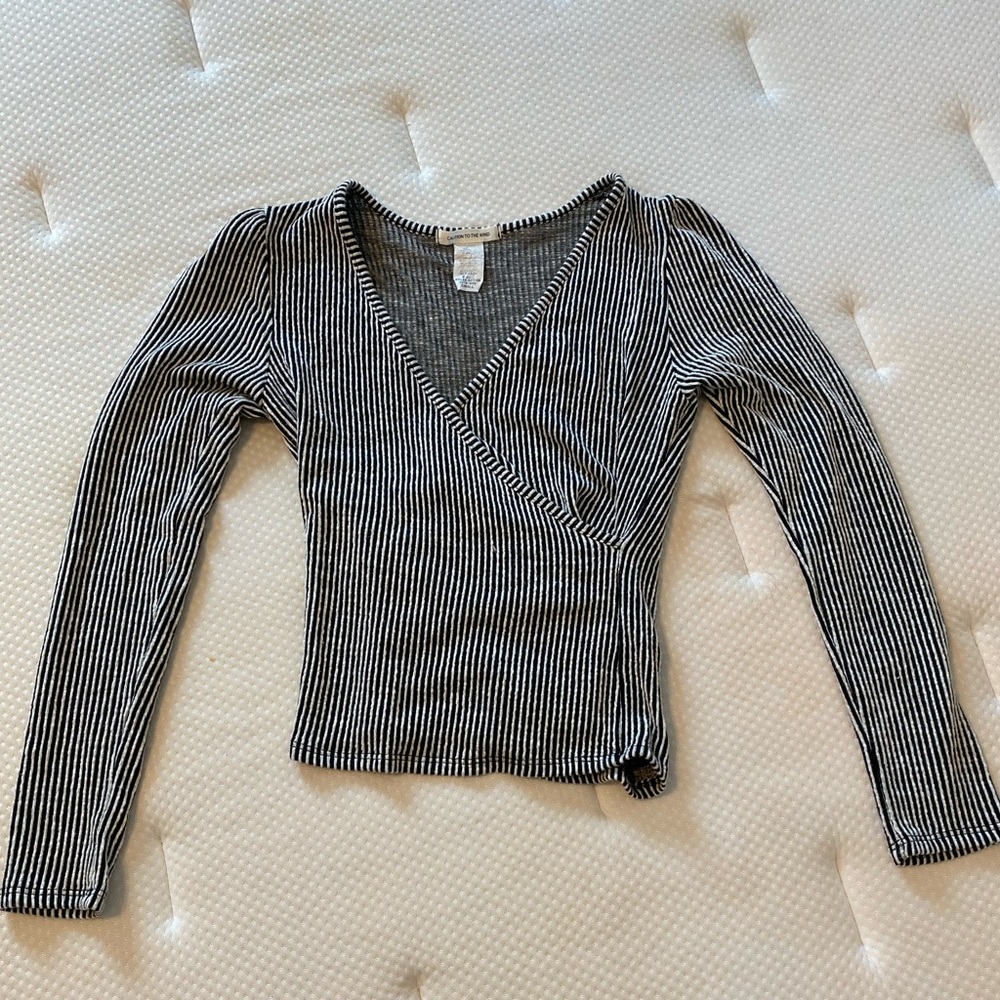 BLACK AND WHITE TIGHT LONG SLEEVED SHIRT